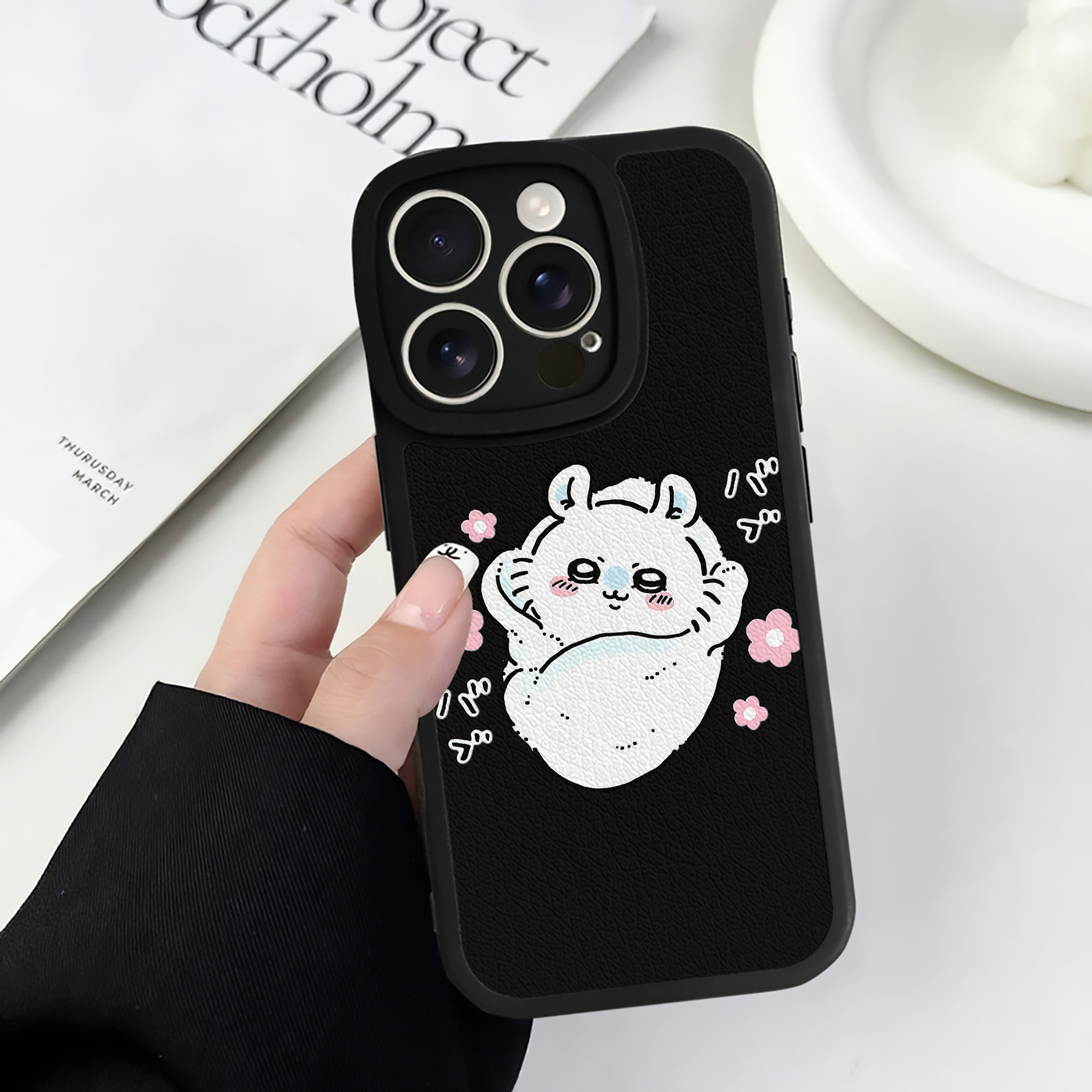 （画像用） ちいかわ モモンガ Chii-kawa Momonga 【iPhone 16シリーズ対応】シリコンスマホケース（レザー調） 材質：シリコン